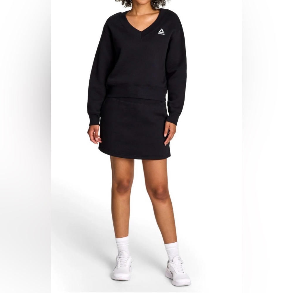 NWOT Reebok Squad Fleece V-Neck Sweatshirt & Skirt Set - Jet Black Size Small‎